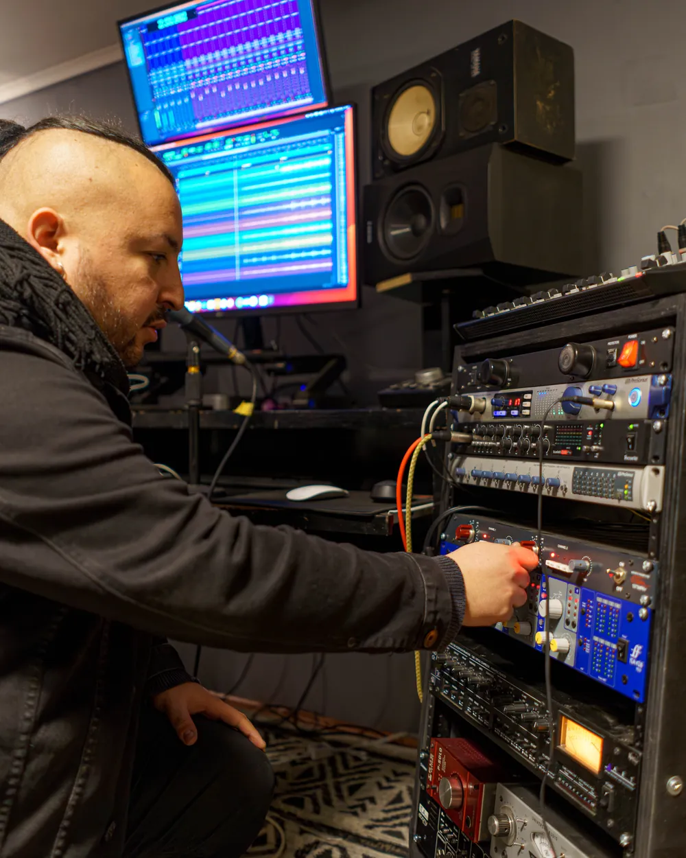 Seba conectando equipos en el rack del estudio