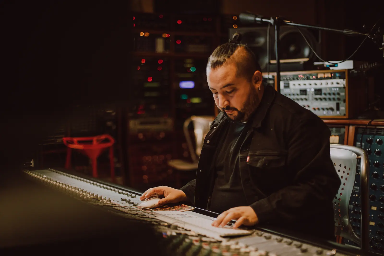 Sebastián trabajando en la consola con luz baja